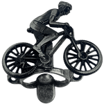 Abridor de Garrafas Ciclista Sentado em Metal Prata Velho Escovado 7x6cm - Palácio da Arte