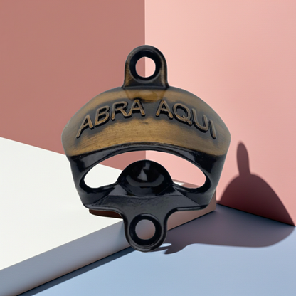 Abridor de Garrafas Abra Aqui em Metal Ouro Velho Escovado 5,6x4,4cm