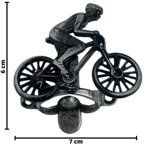 Abridor de Garrafas Ciclista Sentado em Metal Prata Velho Escovado 7x6cm - Palácio da Arte
