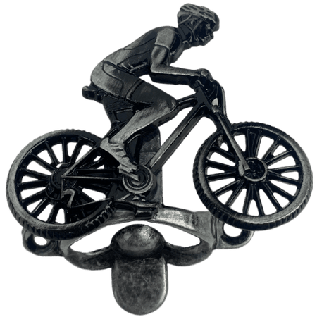 Abridor de Garrafas Ciclista Sentado em Metal Prata Velho Escovado 7x6cm - Palácio da Arte