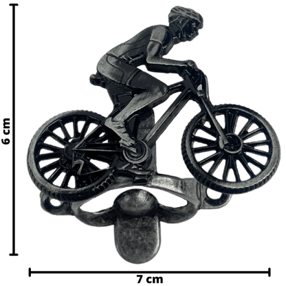 Abridor de Garrafas Ciclista Sentado em Metal Prata Velho Escovado 7x6cm - Palácio da Arte