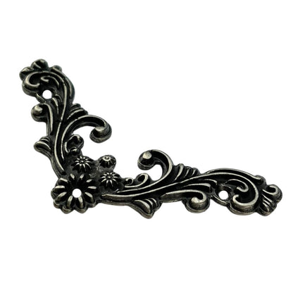 Cantoneira Floral em Metal Prata Velha 5x5cm Kit com 2 peças - Palácio da Arte