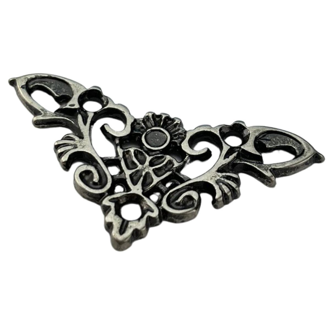 Cantoneira New Floral em Metal Prata Velho 3,4x3,4cm Kit com 2 peças - Palácio da Arte